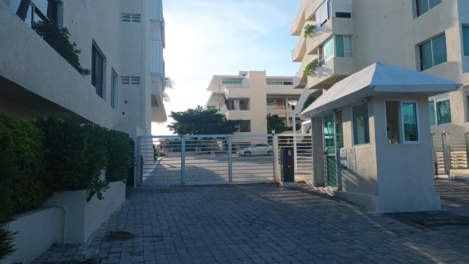 Brisas Shores 209 Beachfront Apartment with terrace, Cancun Hotel Zone, 1 bedroom