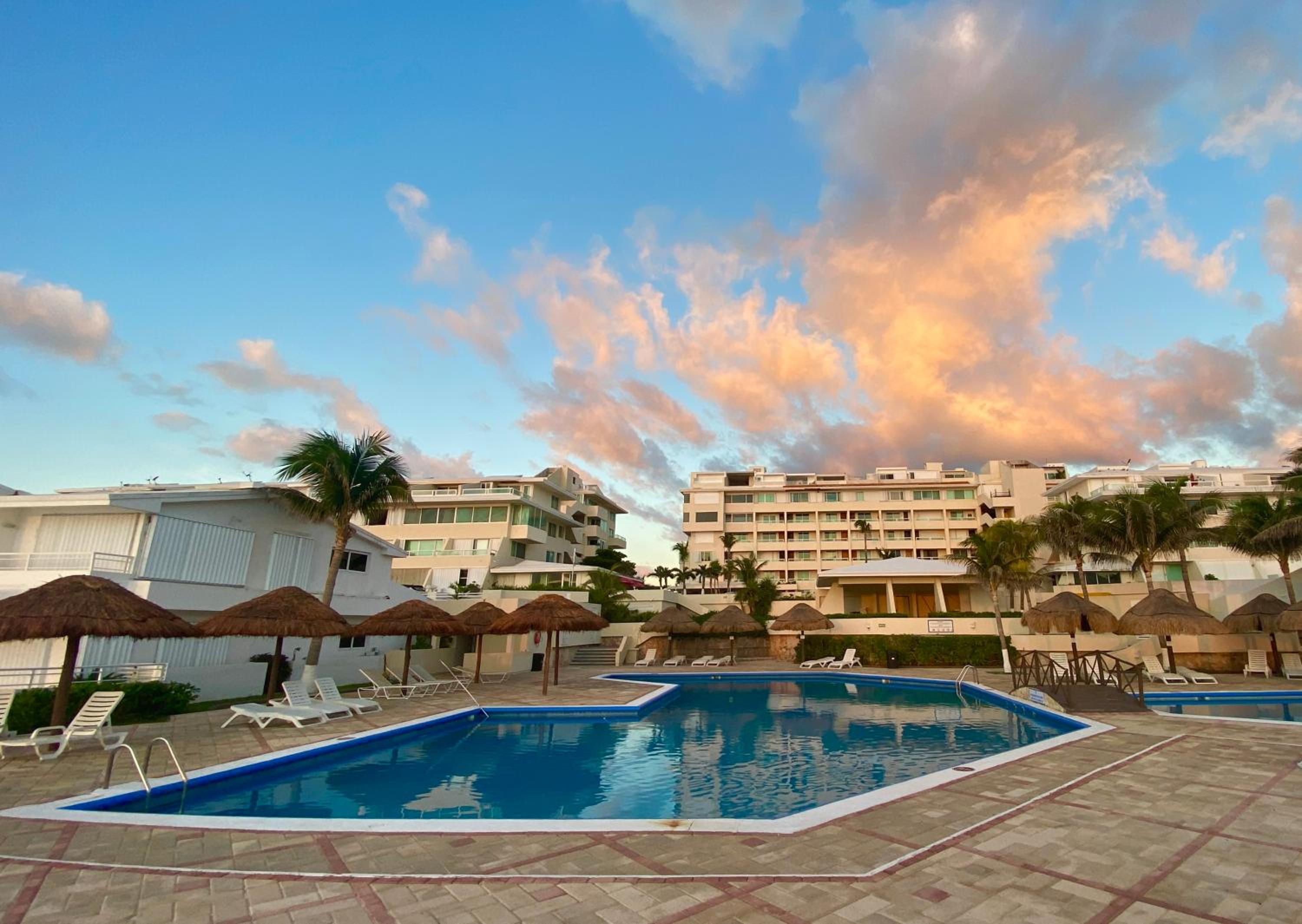 Brisas Shores 209 Beachfront Apartment with terrace, Cancun Hotel Zone, 1 bedroom
