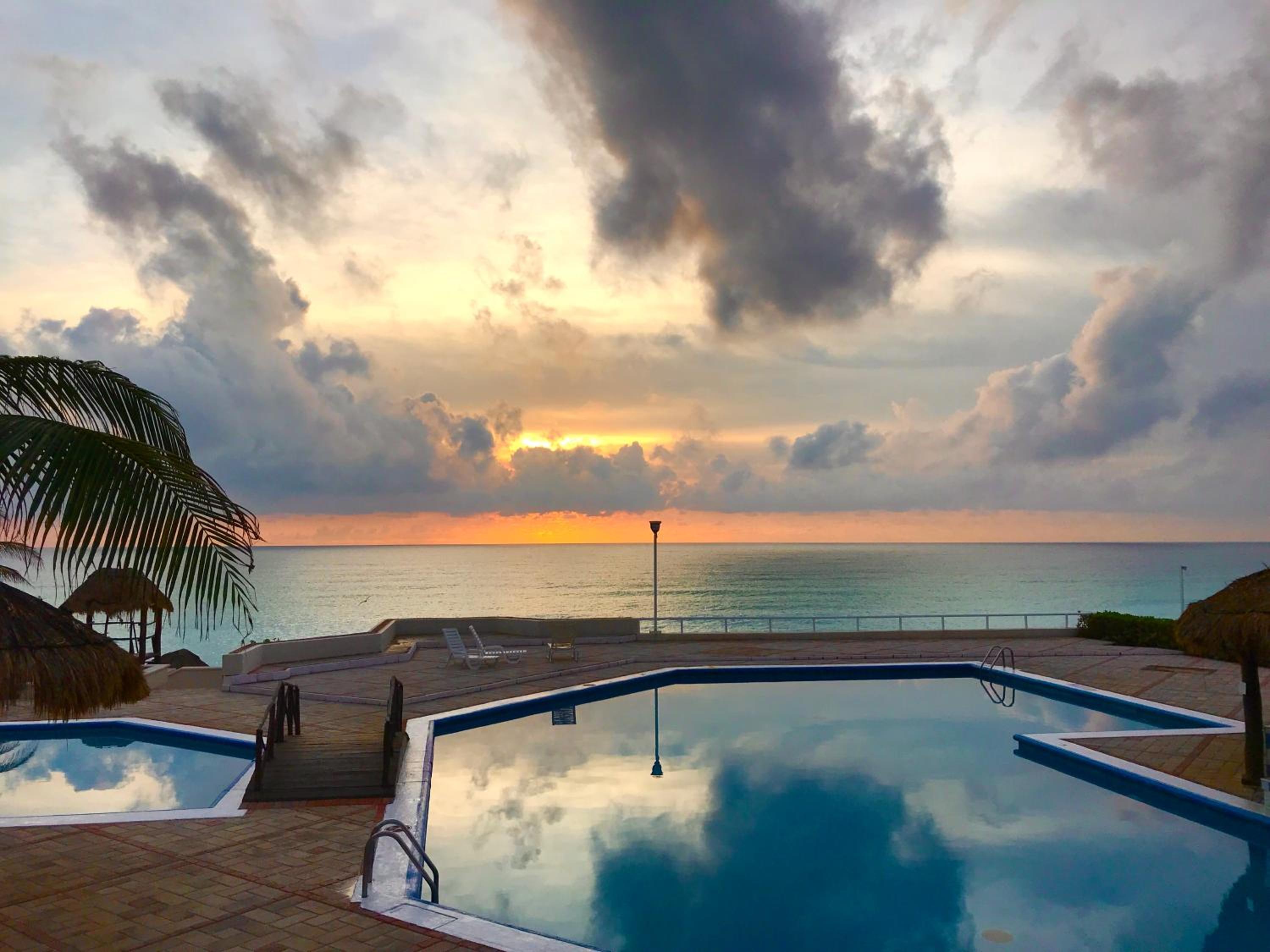Brisas Shores 209 Beachfront Apartment with terrace, Cancun Hotel Zone, 1 bedroom
