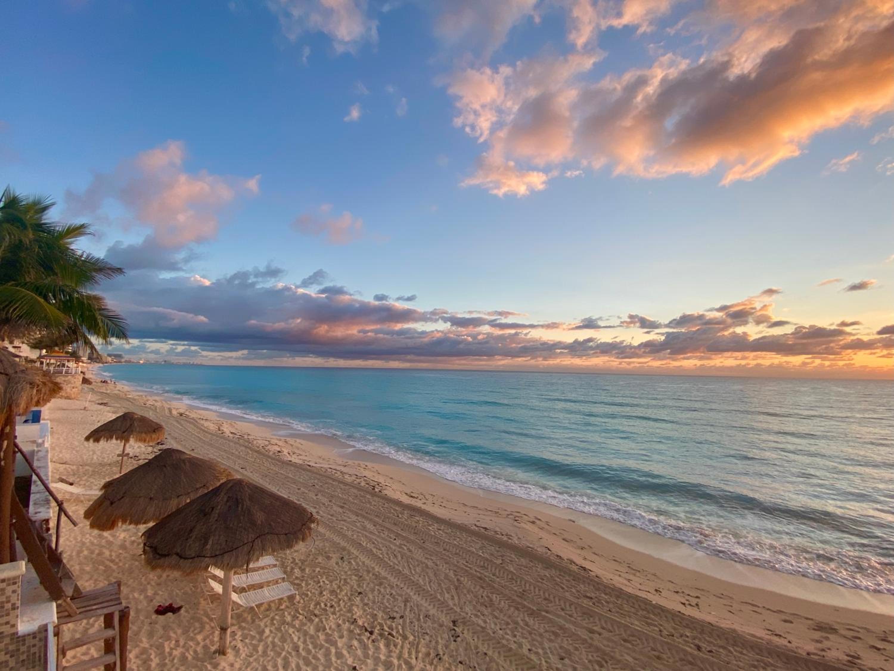 Brisas Shores 209 Beachfront Apartment with terrace, Cancun Hotel Zone, 1 bedroom