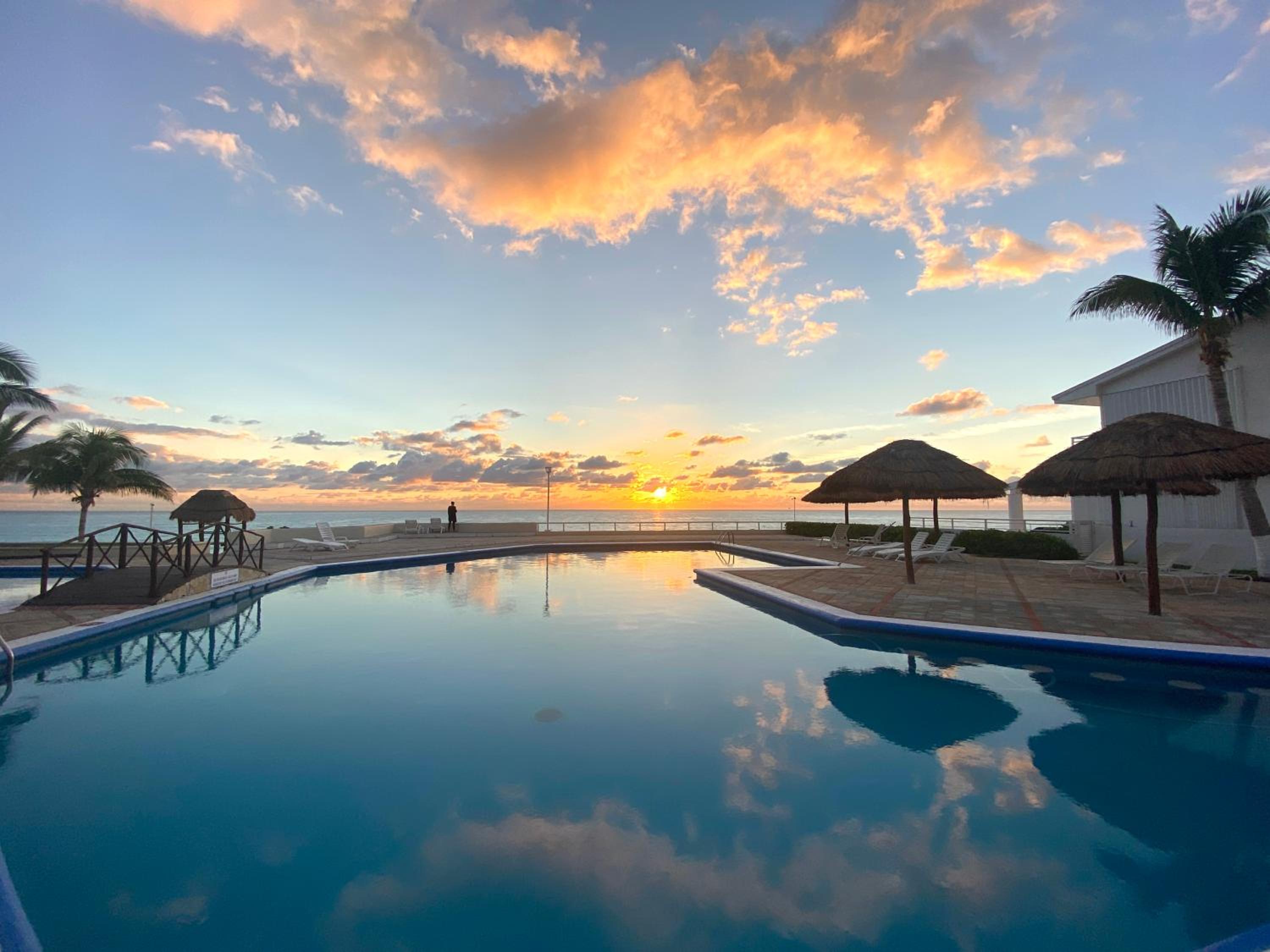 Brisas Shores 209 Beachfront Apartment with terrace, Cancun Hotel Zone, 1 bedroom