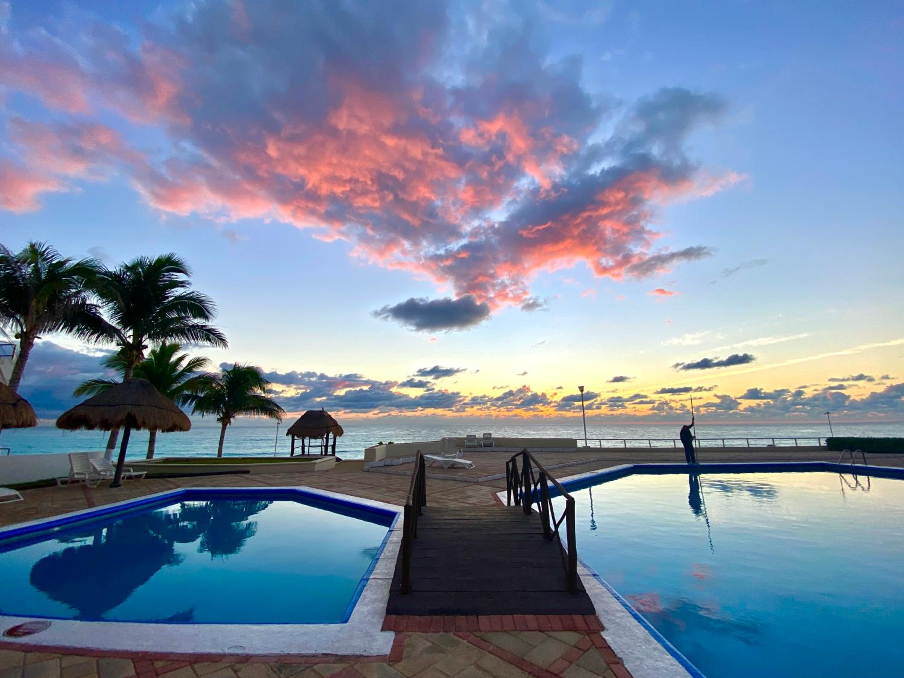 Brisas Shores 209 Beachfront Apartment with terrace, Cancun Hotel Zone, 1 bedroom