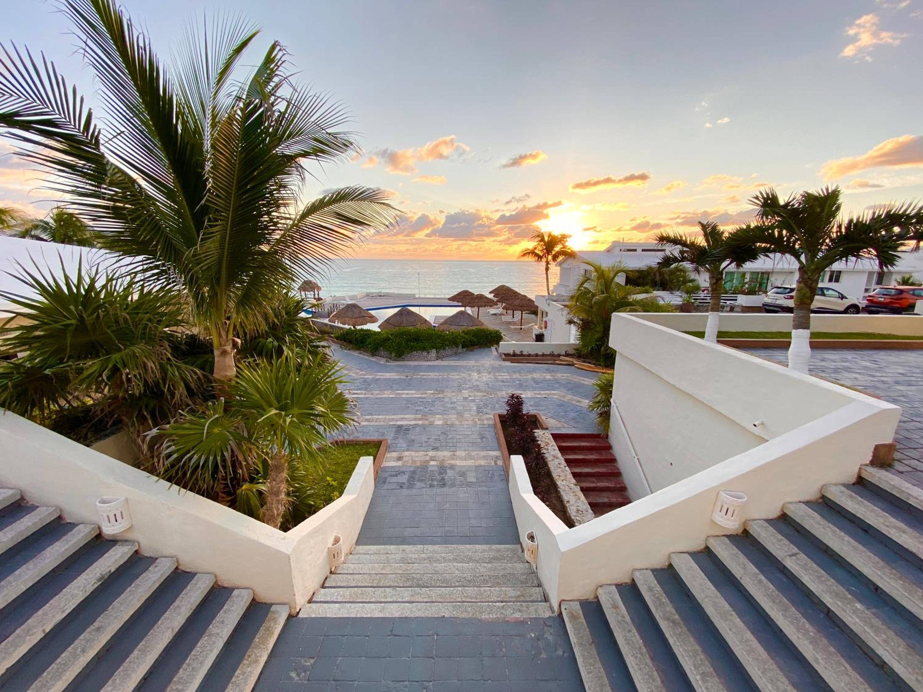 Brisas Shores 209 Beachfront Apartment with terrace, Cancun Hotel Zone, 1 bedroom