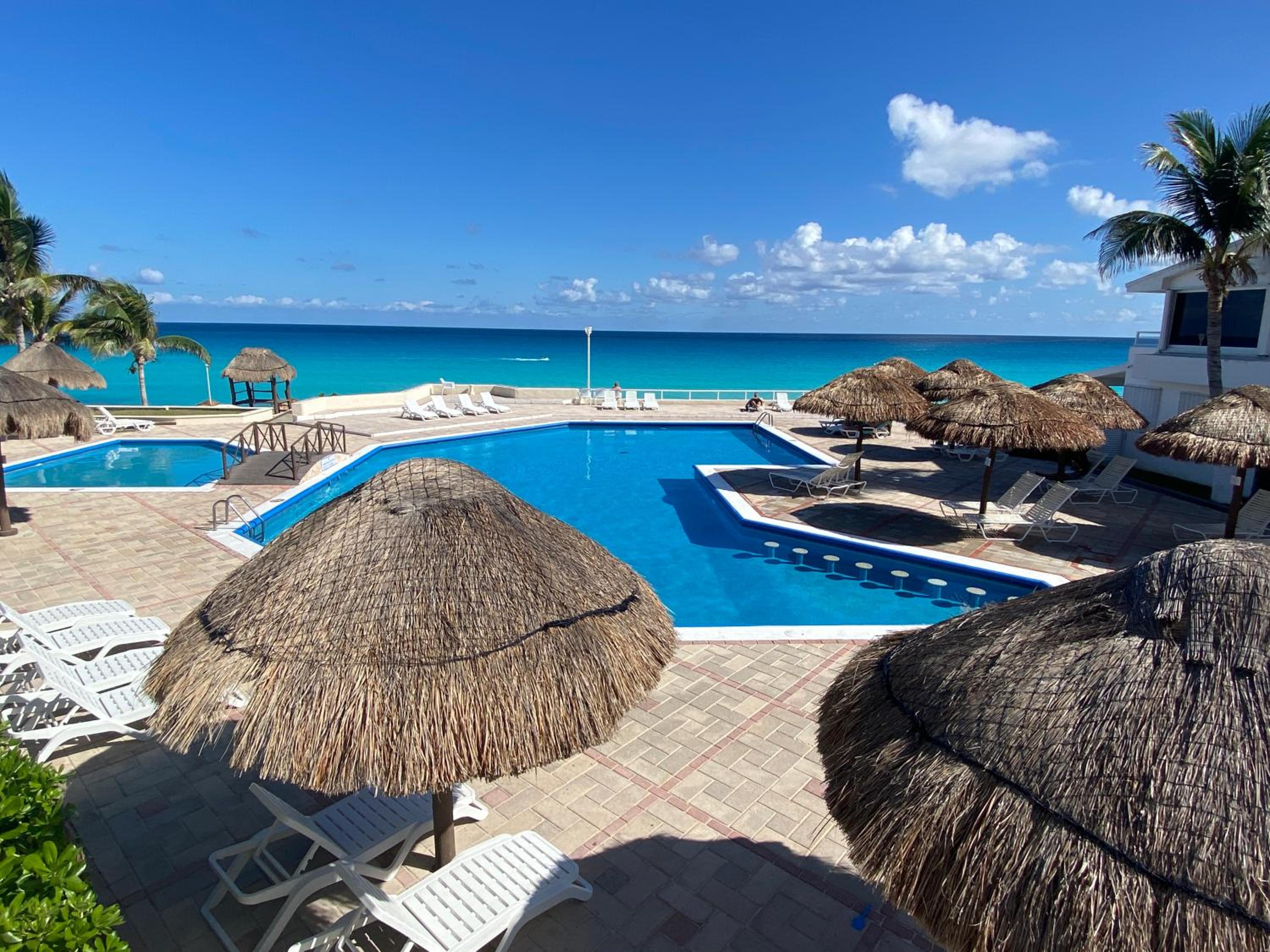 Brisas Shores 209 Beachfront Apartment with terrace, Cancun Hotel Zone, 1 bedroom