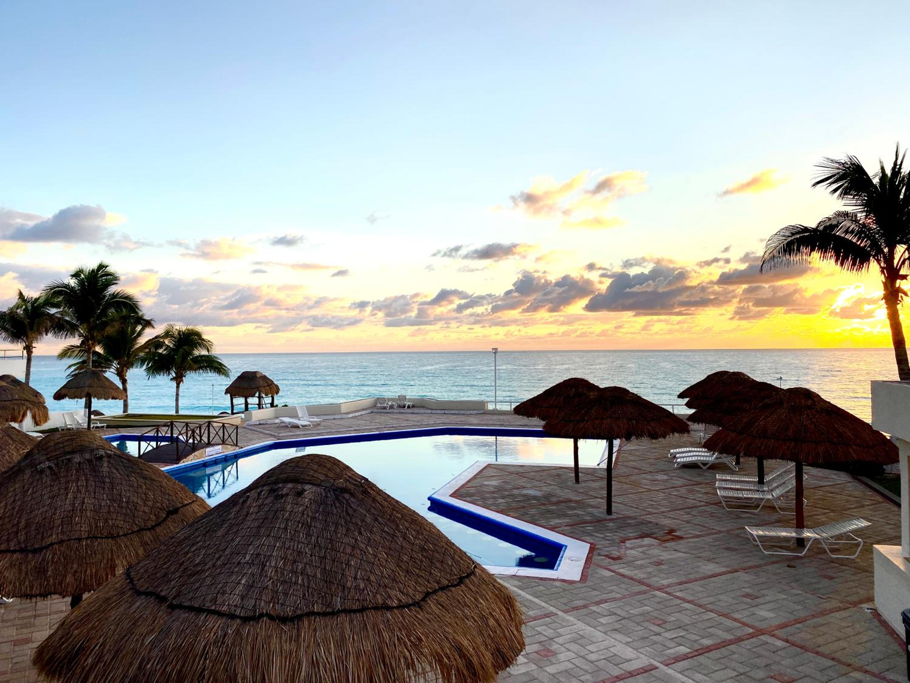 Brisas Shores 209 Beachfront Apartment with terrace, Cancun Hotel Zone, 1 bedroom