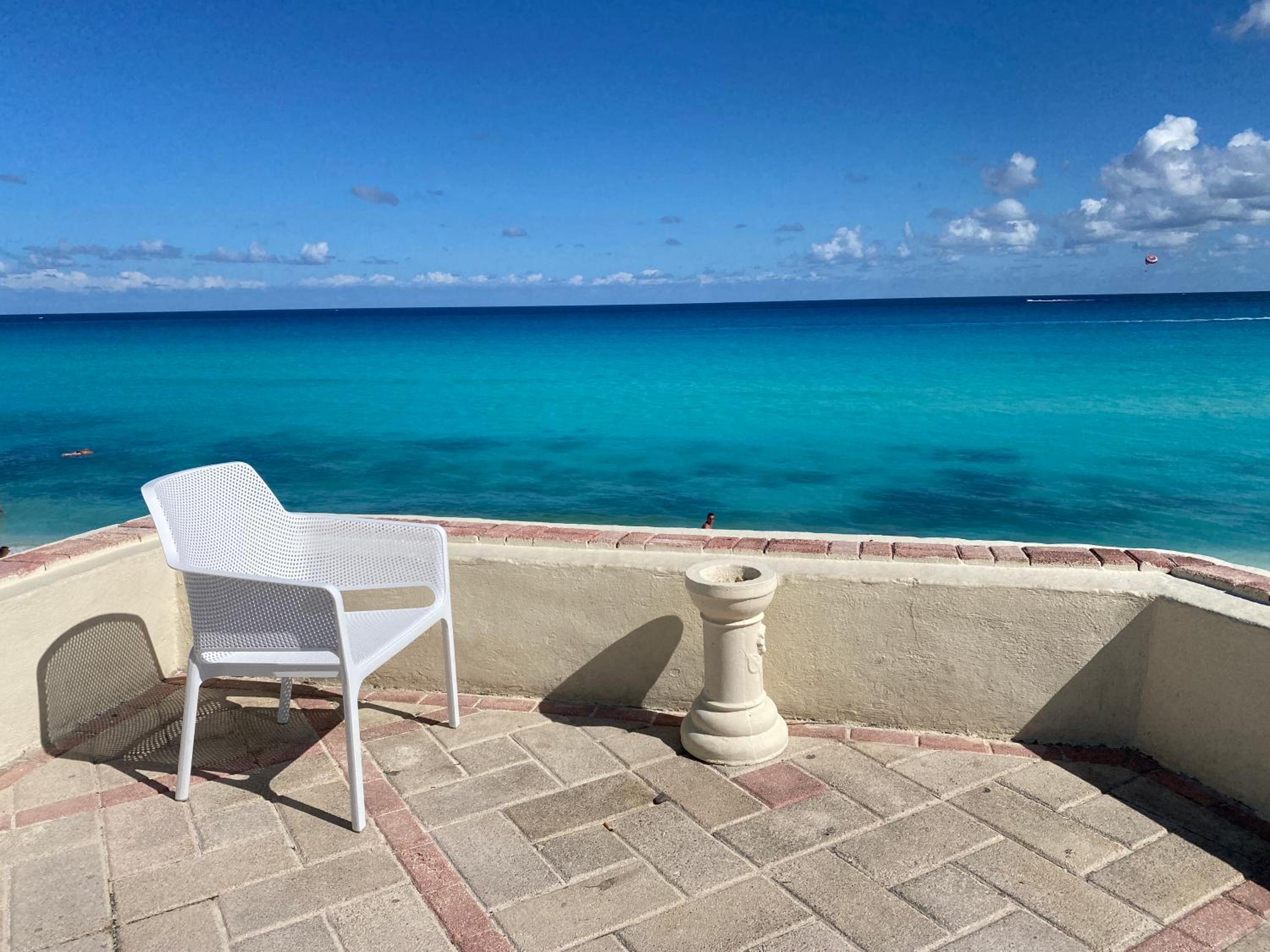 Brisas Shores 209 Beachfront Apartment with terrace, Cancun Hotel Zone, 1 bedroom