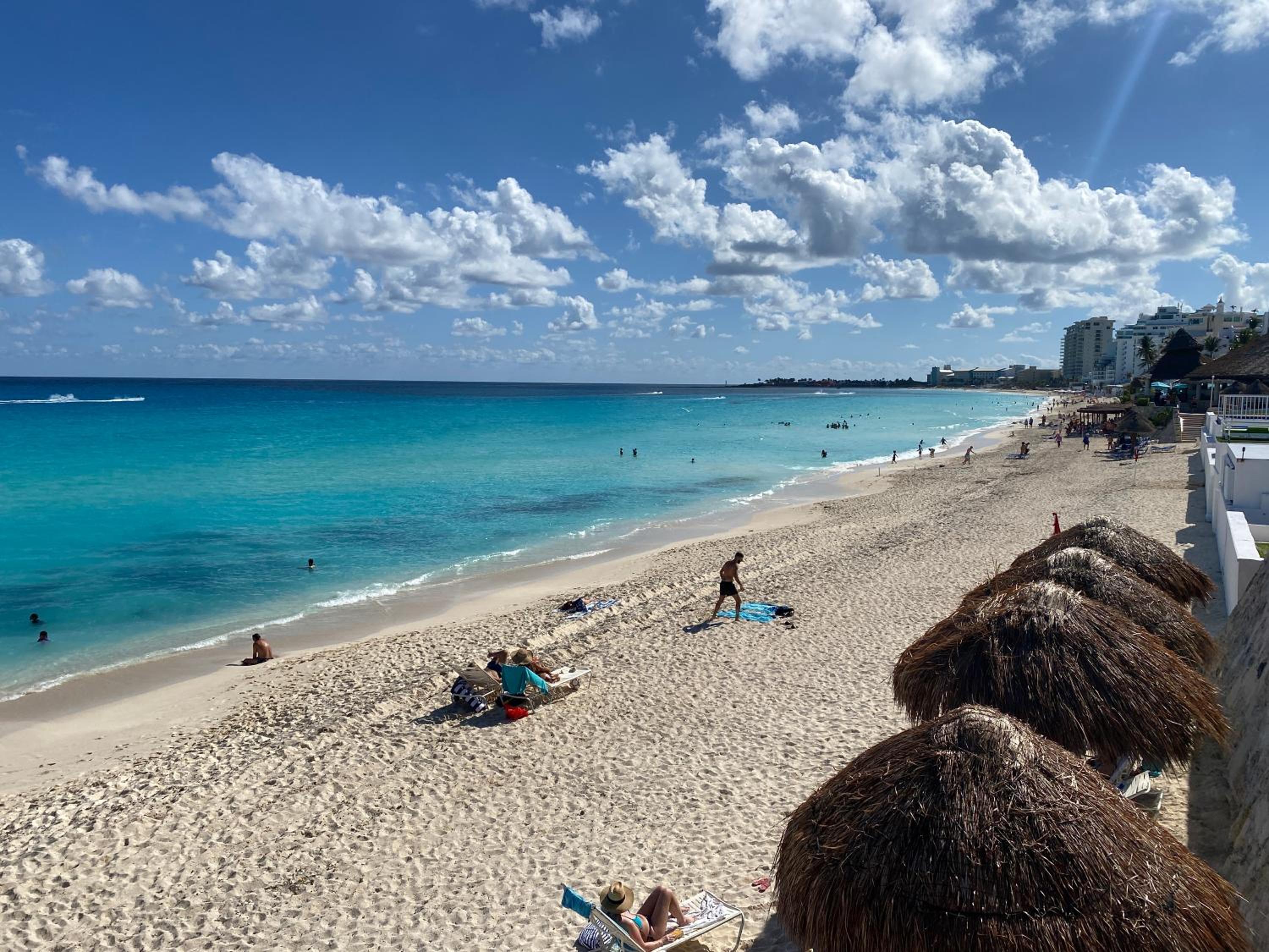 Brisas Shores 209 Beachfront Apartment with terrace, Cancun Hotel Zone, 1 bedroom
