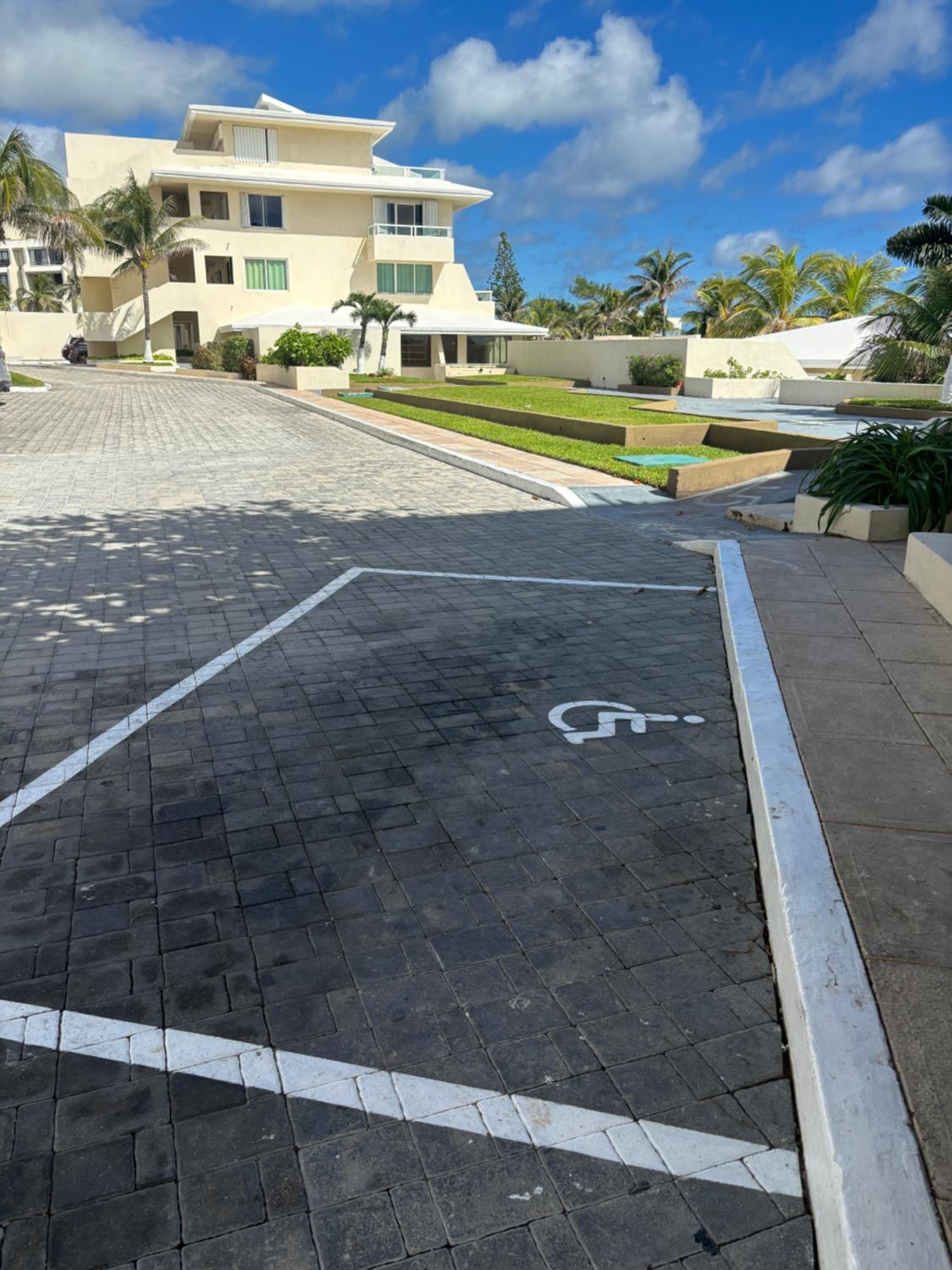 Brisas Shores 209 Beachfront Apartment with terrace, Cancun Hotel Zone, 1 bedroom