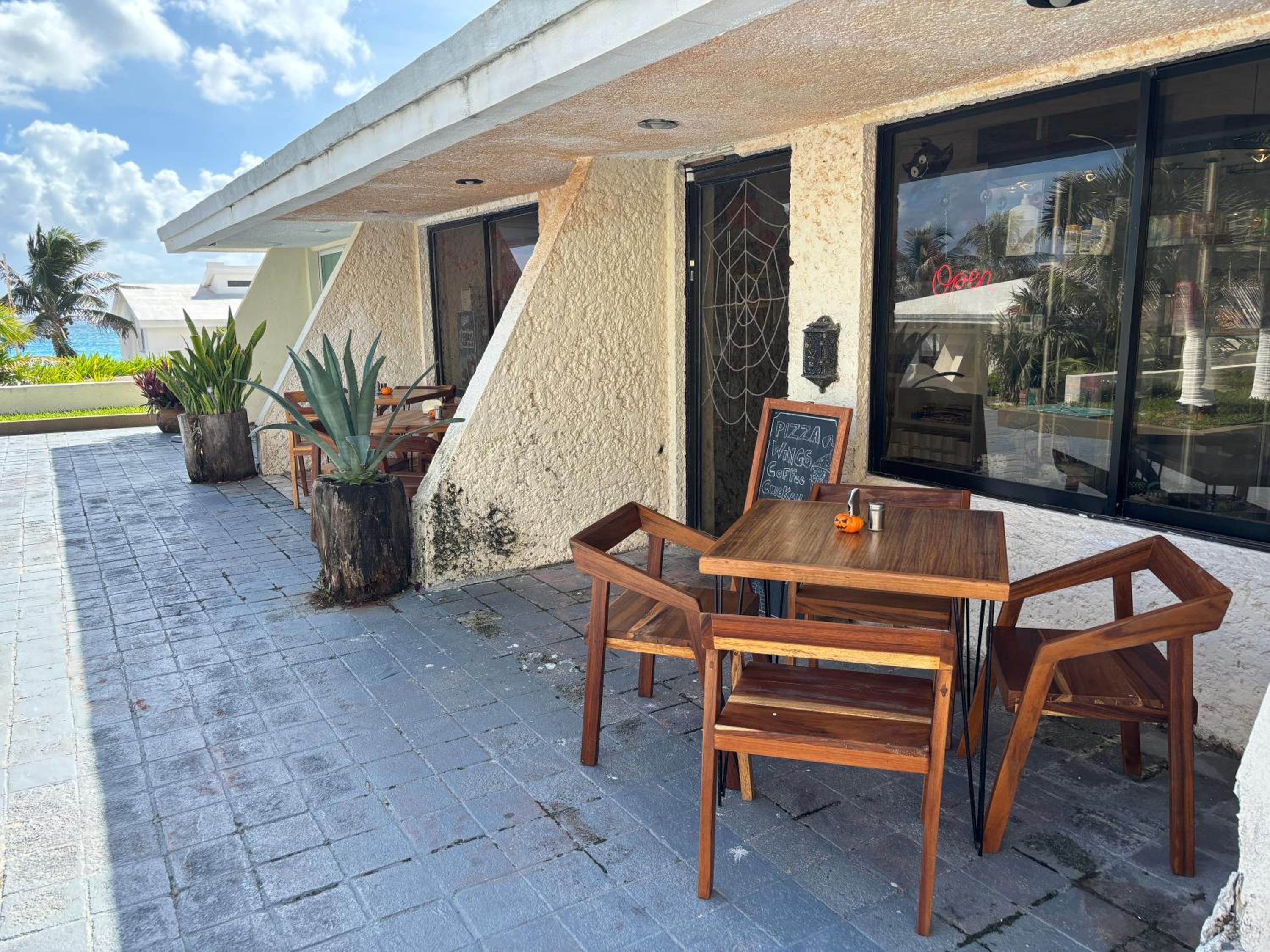 Brisas Shores 209 Beachfront Apartment with terrace, Cancun Hotel Zone, 1 bedroom