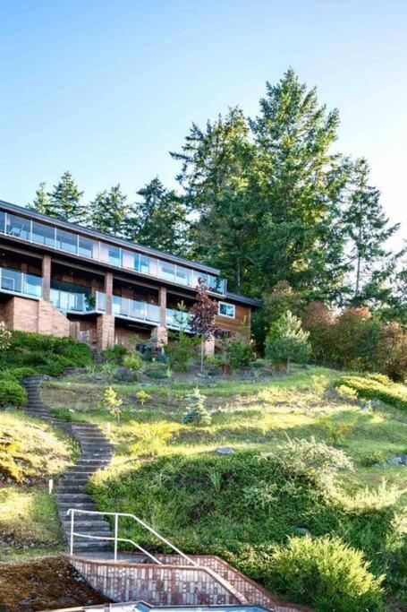 OCEAN FRONT 2 BEDROOM SUITE with STUNNING VIEWS