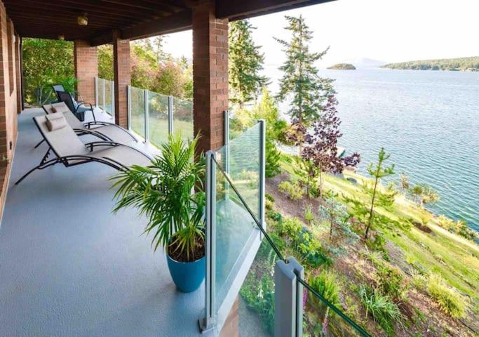 OCEAN FRONT 2 BEDROOM SUITE with STUNNING VIEWS