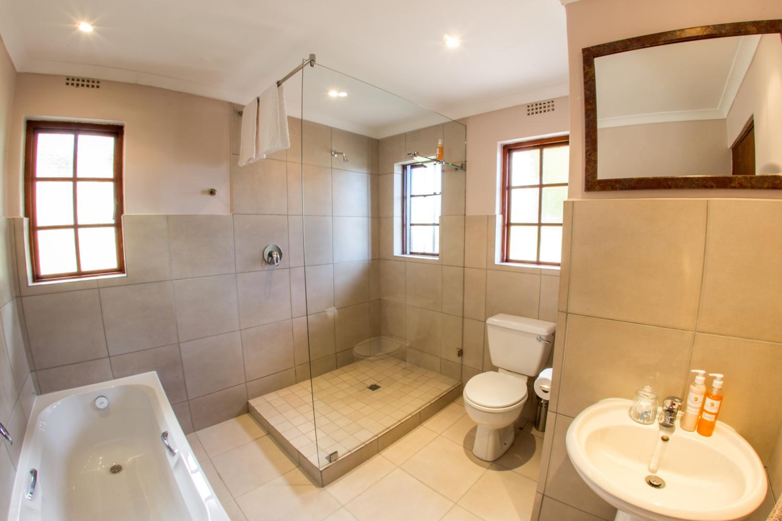 Winelands Villa Guesthouse and Cottages