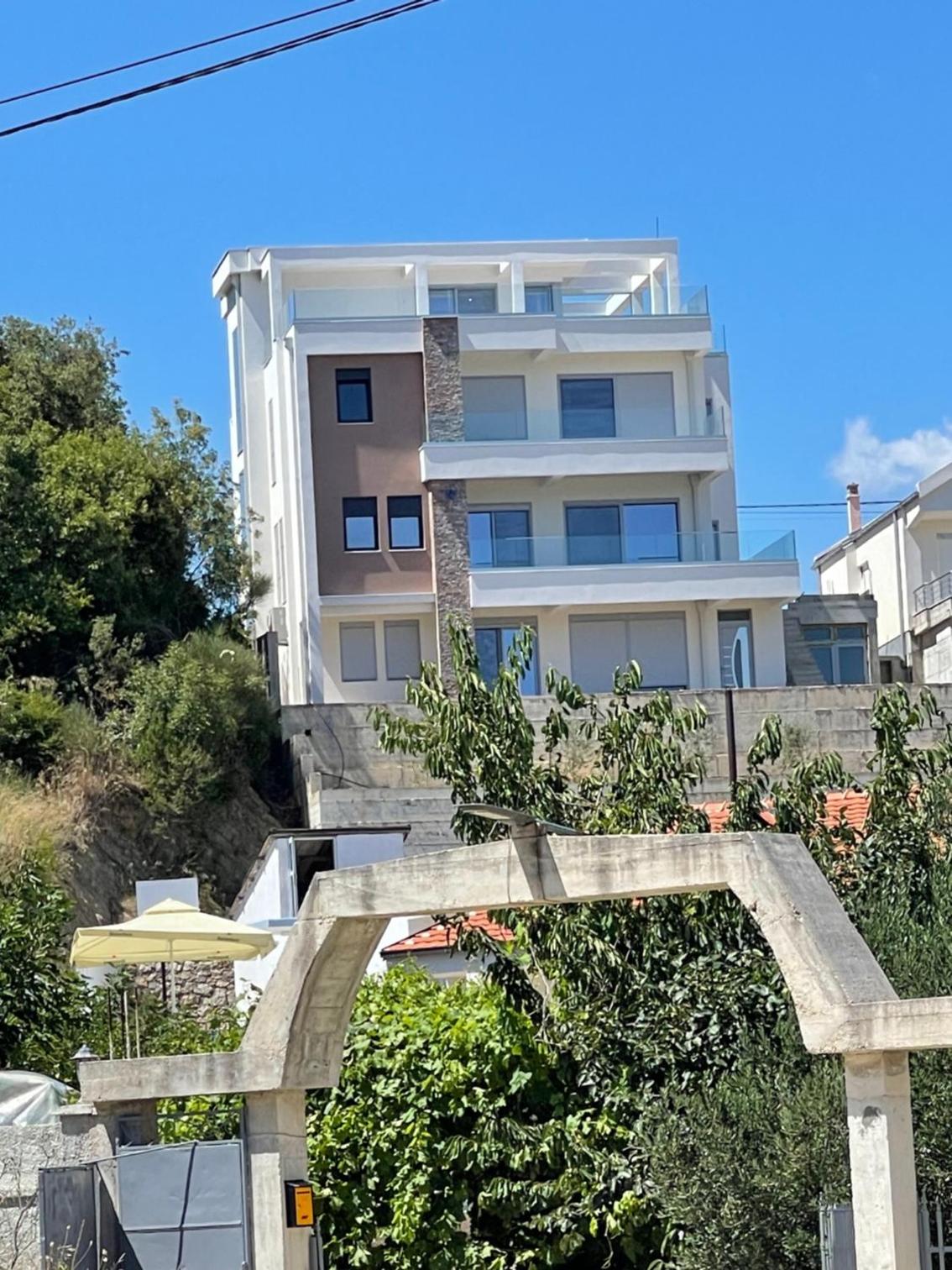 Apartments Hollaj