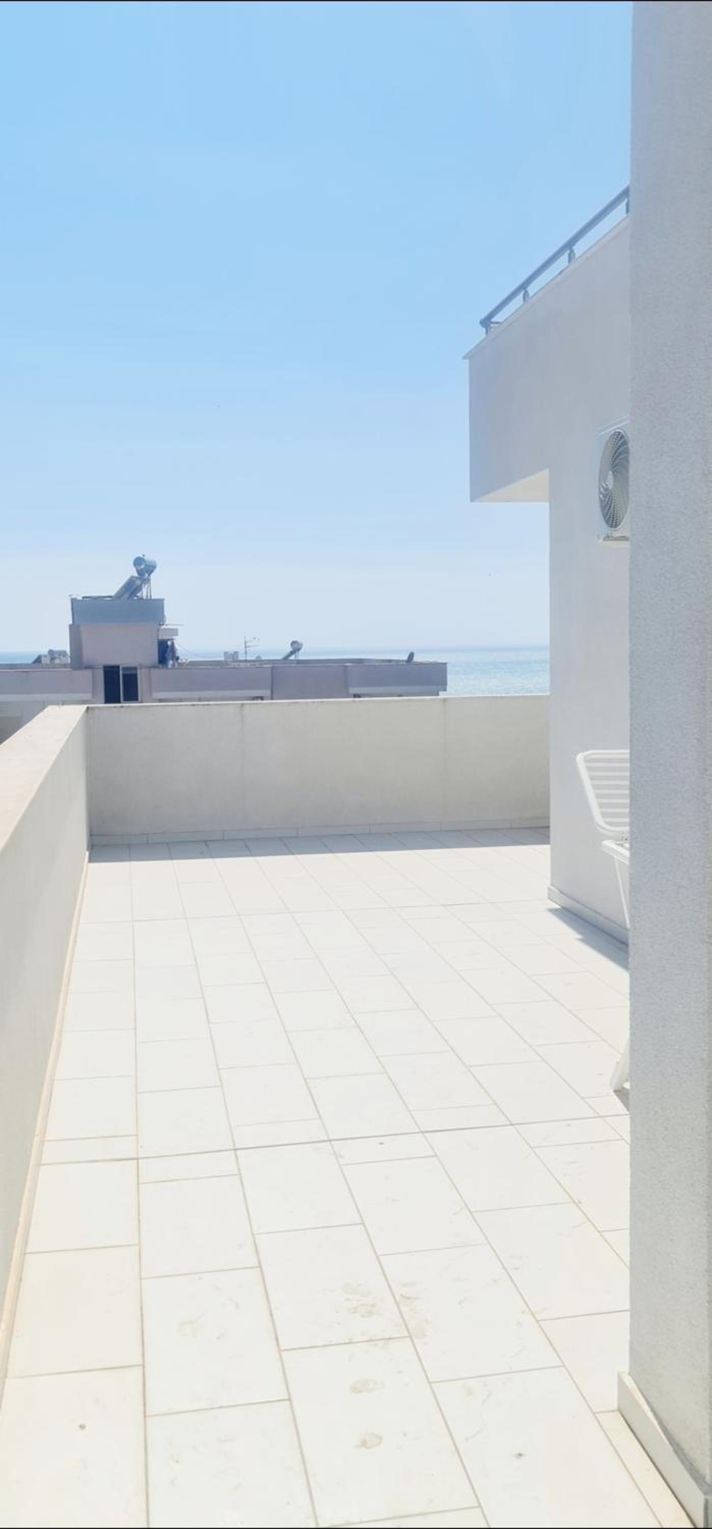 Penthouse d'exception avec Rooftop vue mer et colline 3 chambres sur 2 étages 100m de la plage