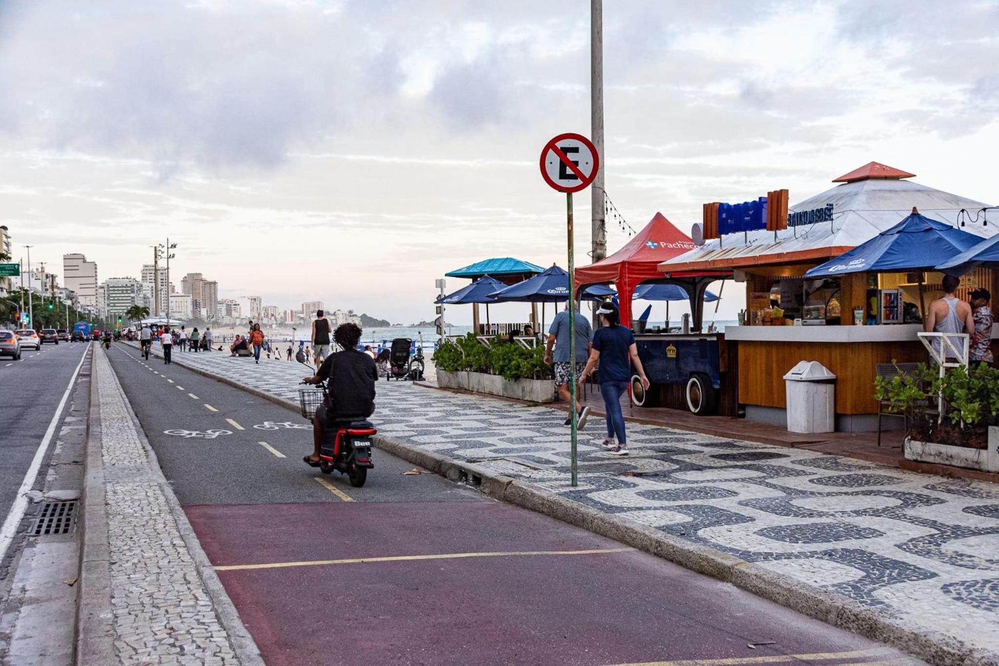 Leblon Praia apto a pé 50 metros