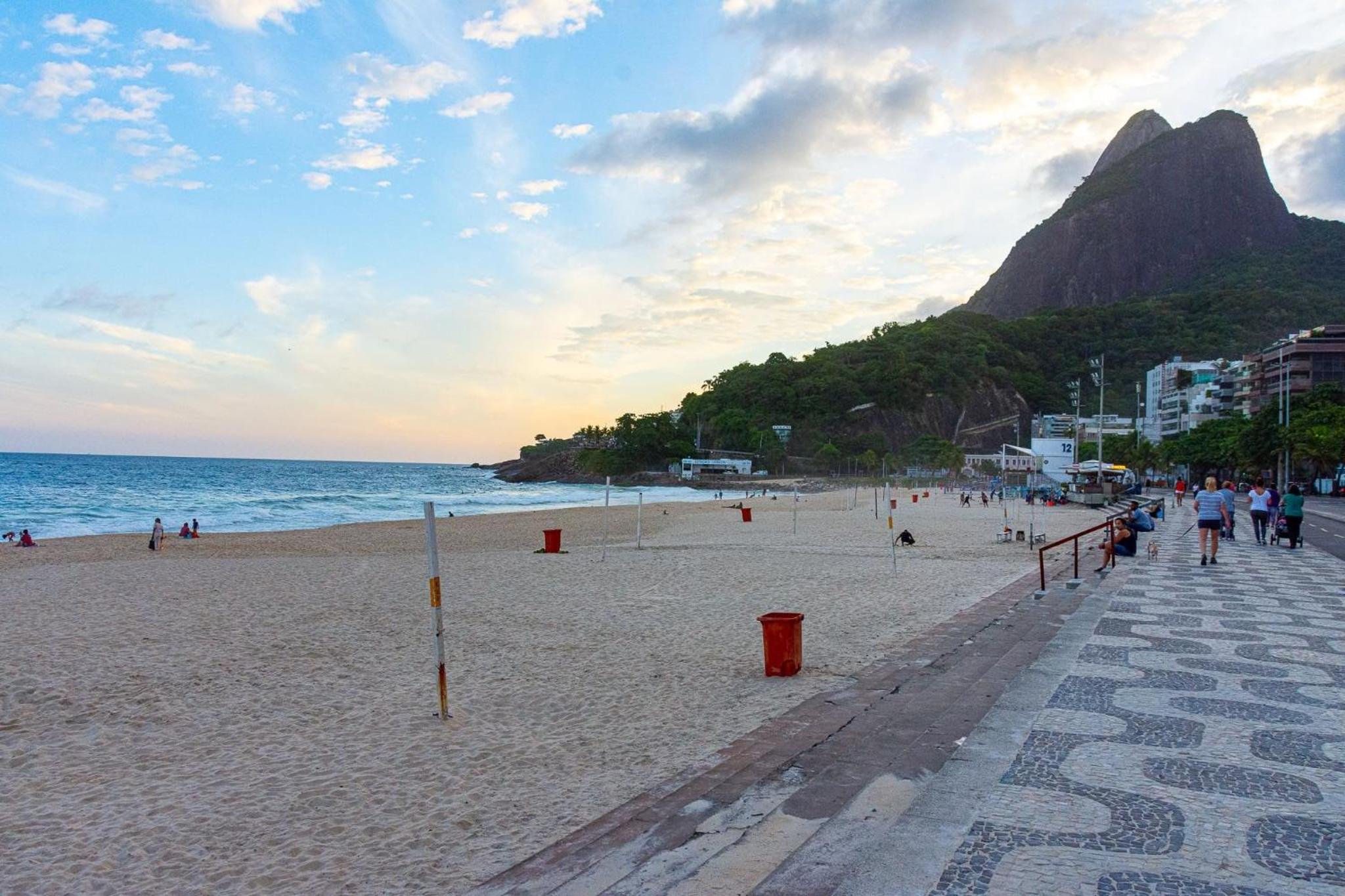 Leblon Praia apto a pé 50 metros