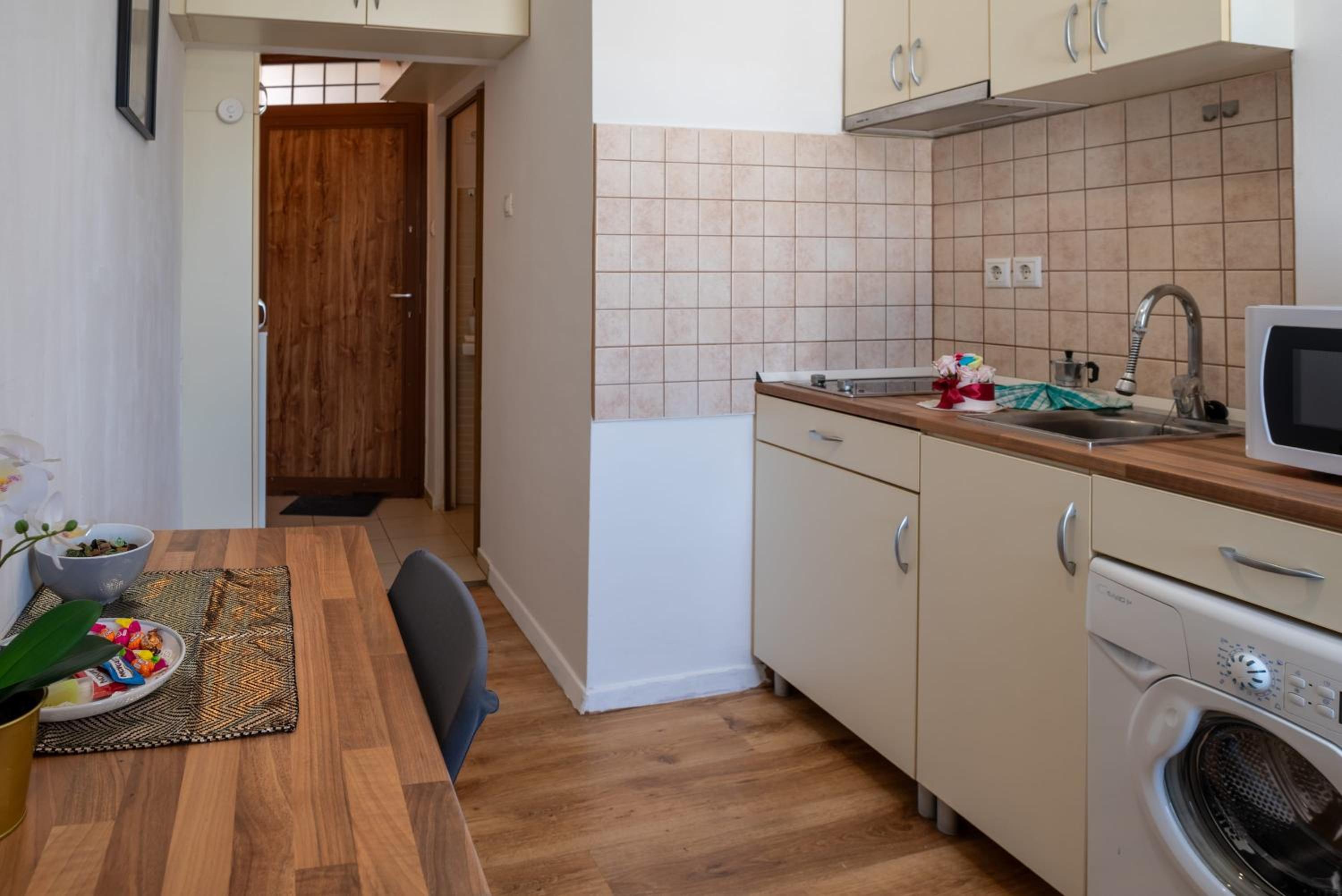 Central - Bright - Calm Studio for Solo Travellers view 3