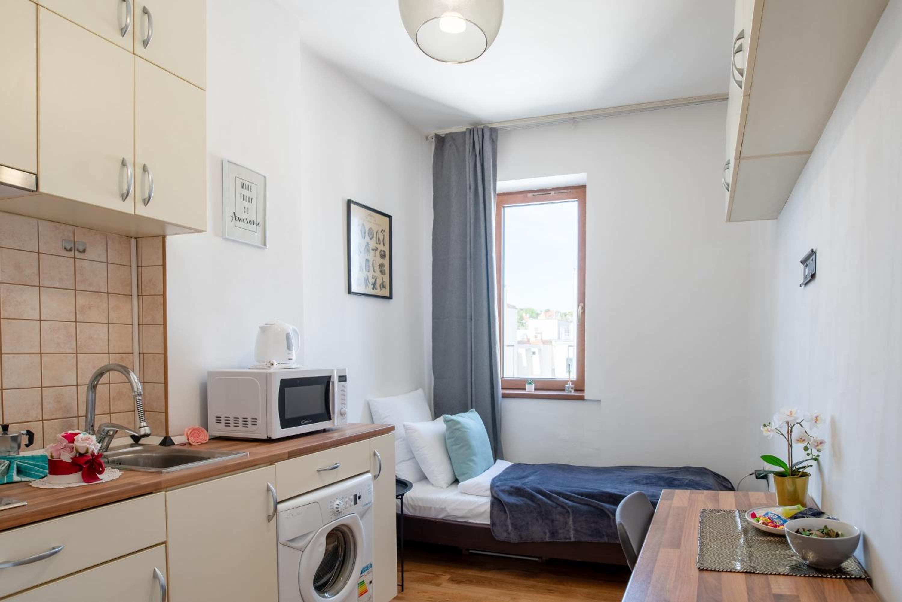 Central - Bright - Calm Studio for Solo Travellers view 4