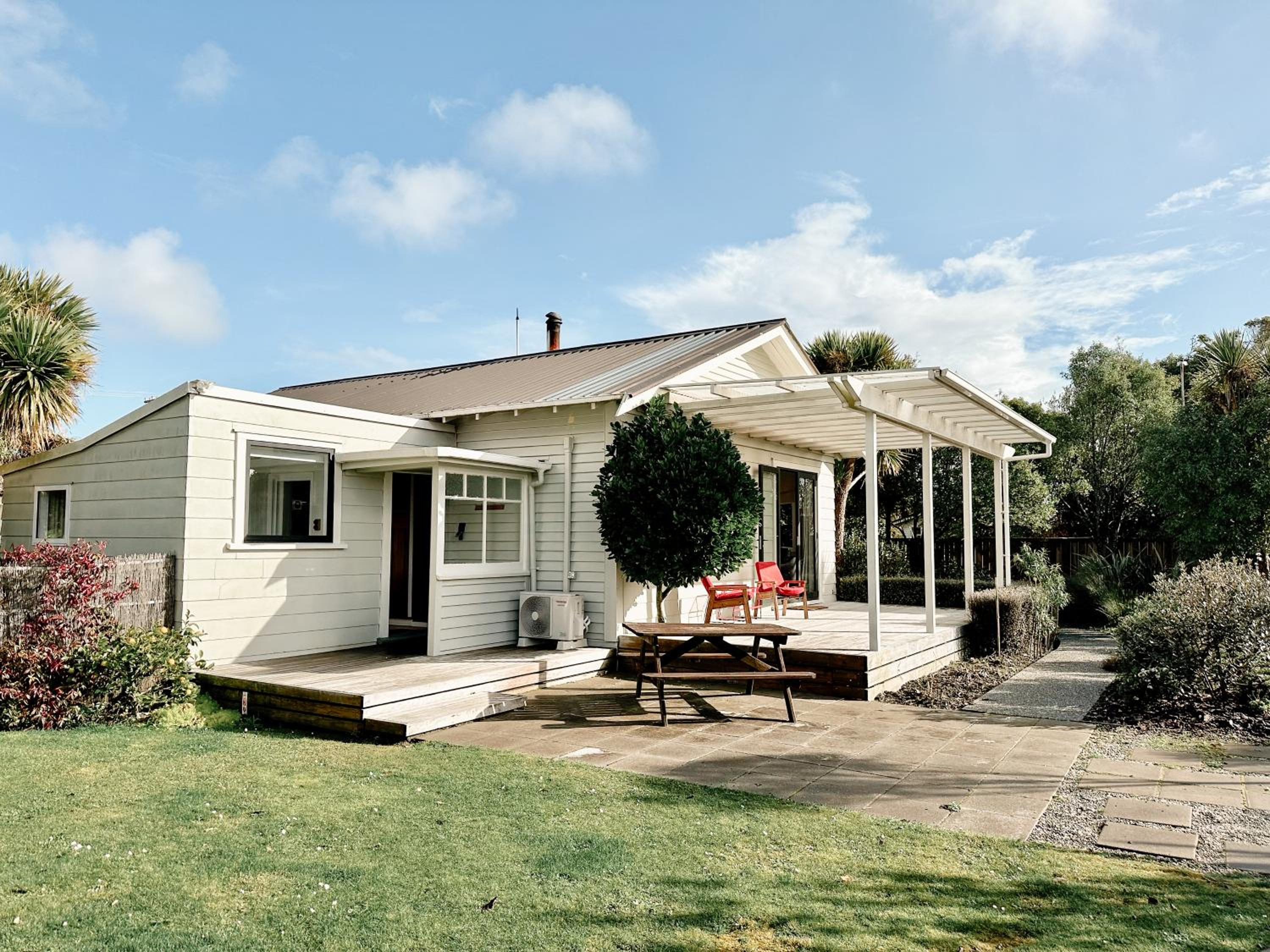 Dalton Cottage - Dreamy Retreat in Lush Gardens