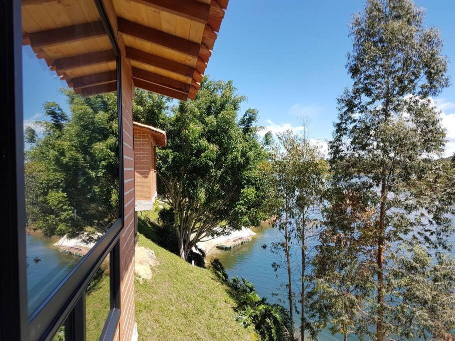 Acogedora cabaña 3 frente a la piedra y el lago