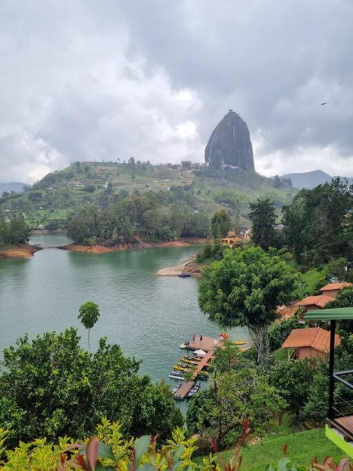 Acogedora cabaña 3 frente a la piedra y el lago