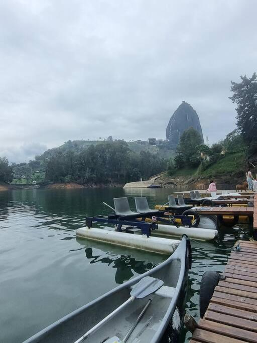 Acogedora cabaña 3 frente a la piedra y el lago
