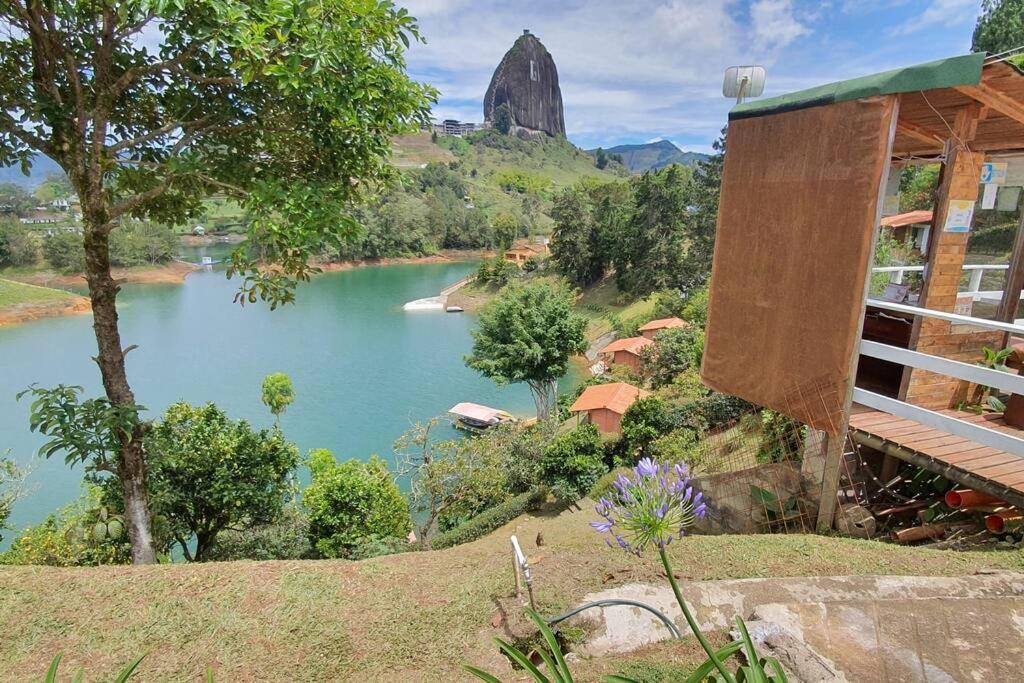 Acogedora cabaña 3 frente a la piedra y el lago