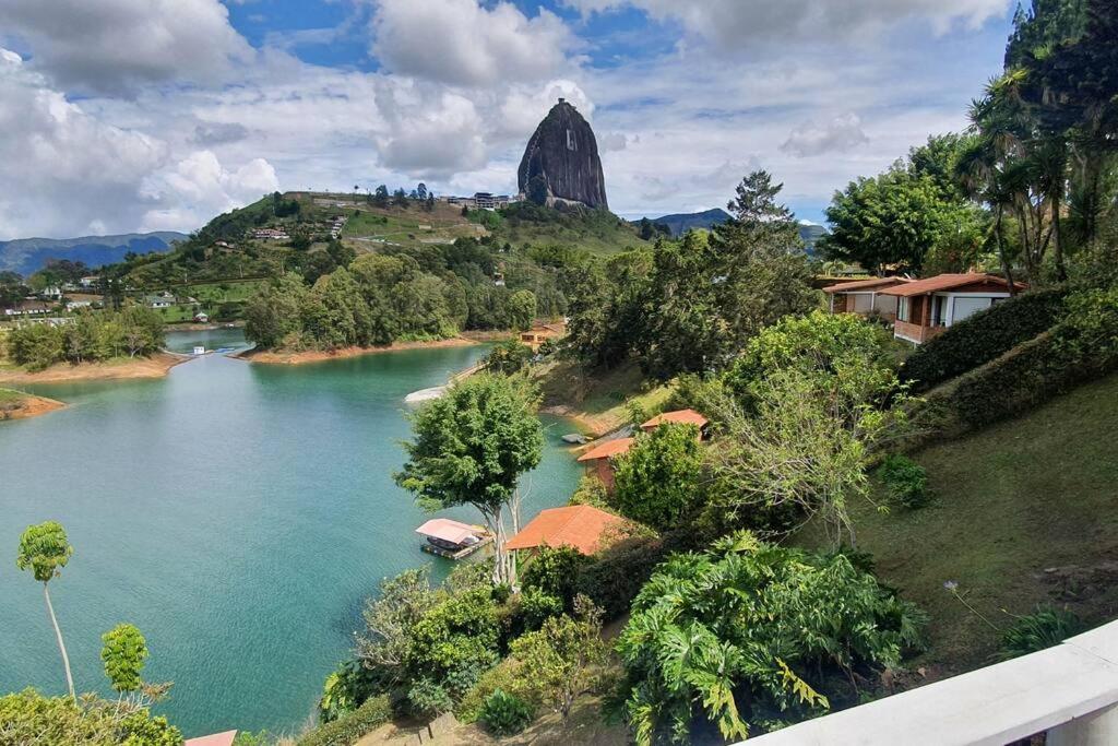 Acogedora cabaña 3 frente a la piedra y el lago