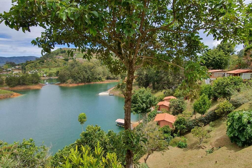 Acogedora cabaña 3 frente a la piedra y el lago