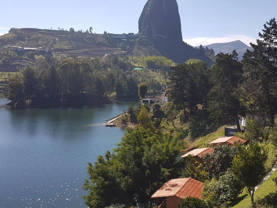 Acogedora cabaña 3 frente a la piedra y el lago