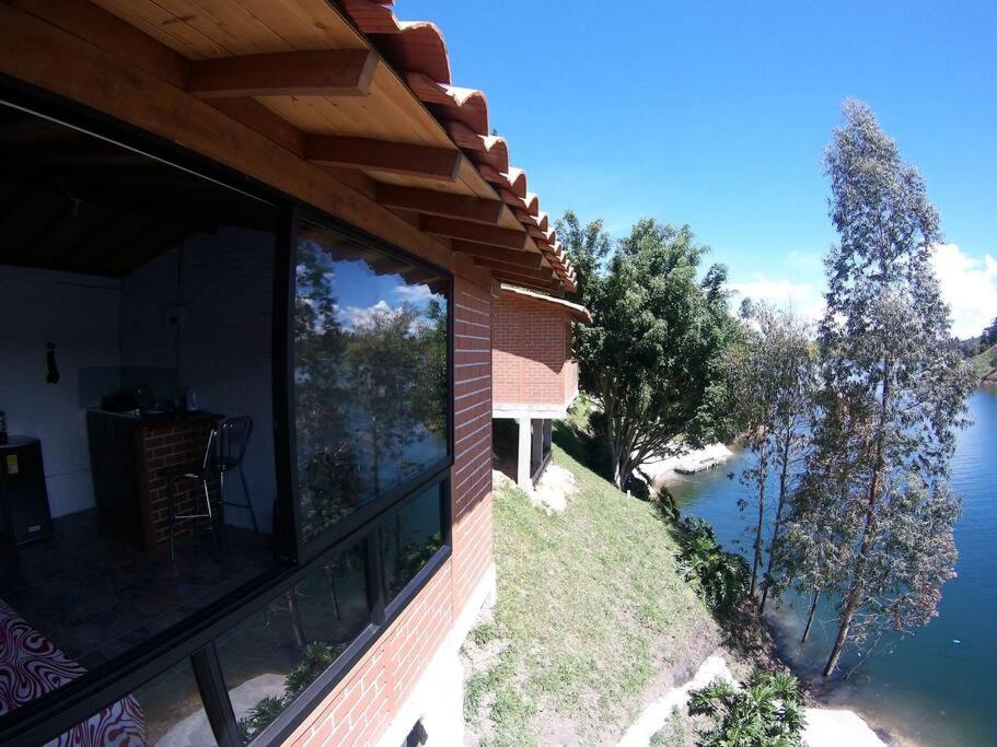 Acogedora cabaña 3 frente a la piedra y el lago