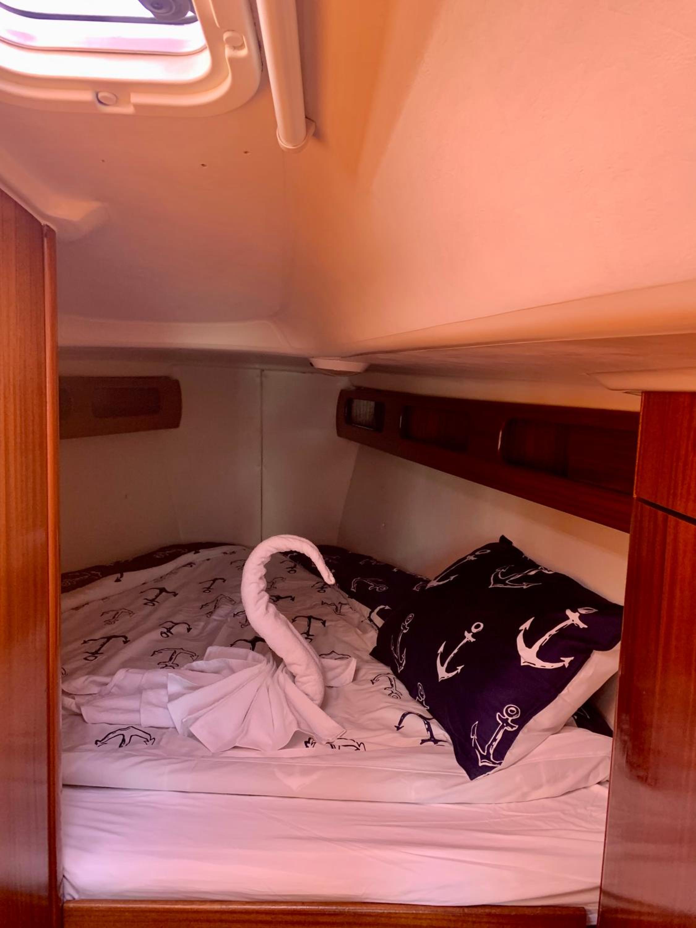 Sleep aboard a beautiful sailboat in Lisbon