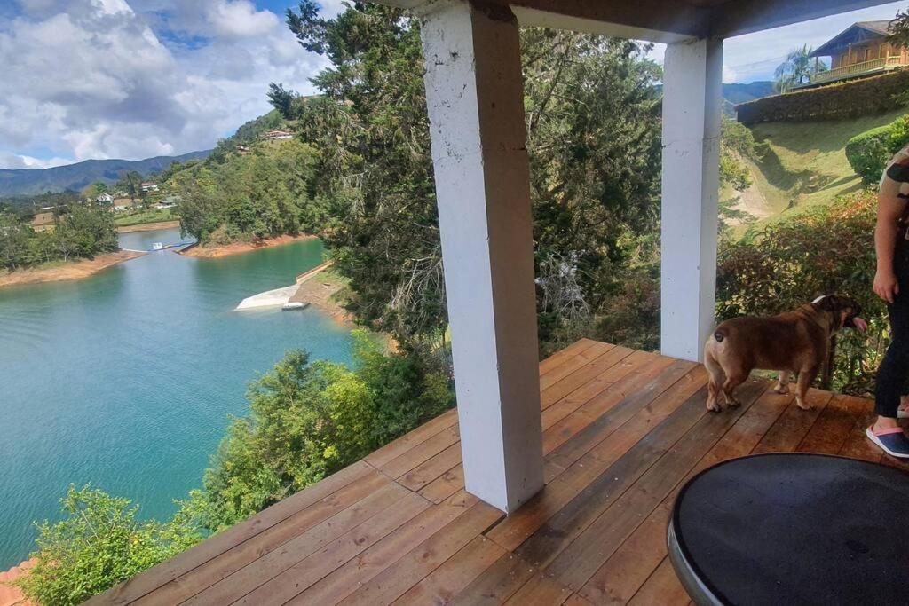 Hermosa cabaña frente al lago y la piedra 4