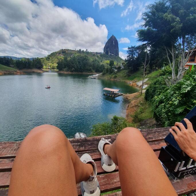 Hermosa cabaña frente al lago y la piedra 4
