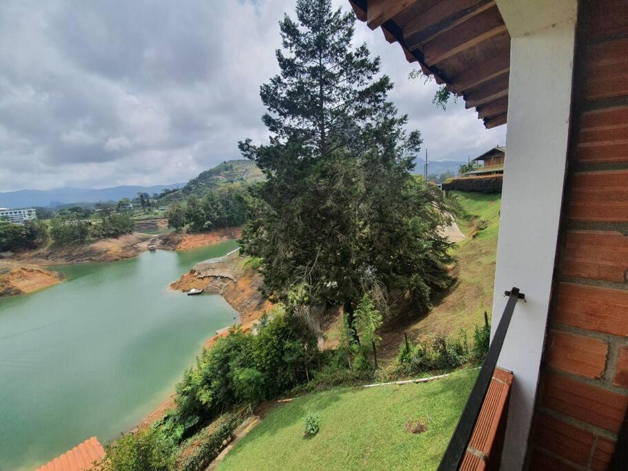 Hermosa cabaña frente al lago y la piedra 4