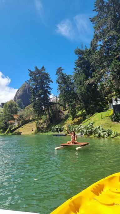 Hermosa cabaña frente al lago y la piedra 4