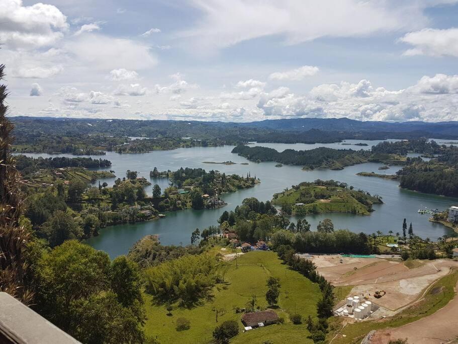 Hermosa cabaña frente al lago y la piedra 4