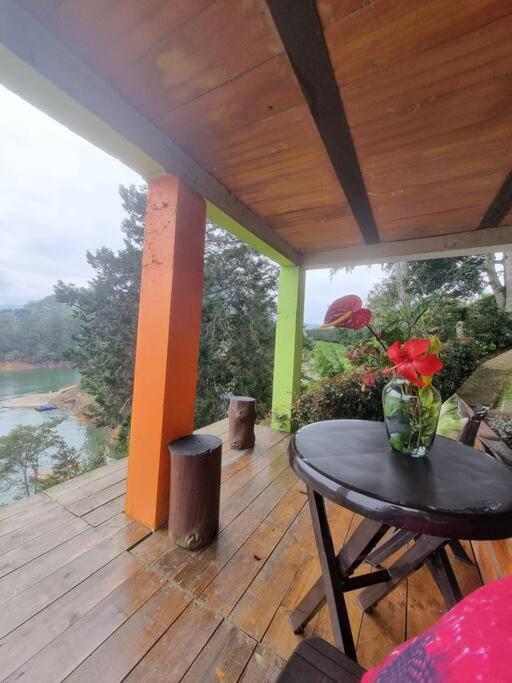 Hermosa cabaña frente al lago y la piedra 4