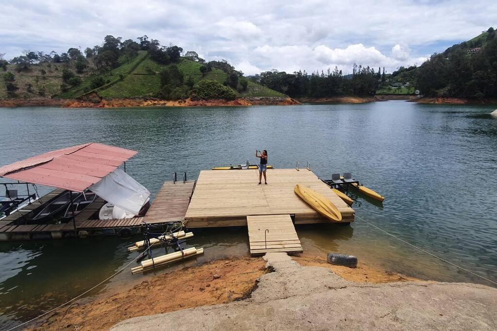 Hermosa cabaña frente al lago y la piedra 4
