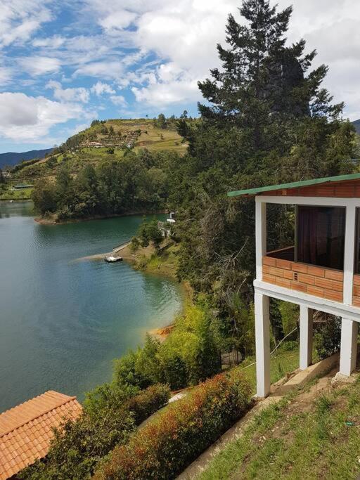 Hermosa cabaña frente al lago y la piedra 4