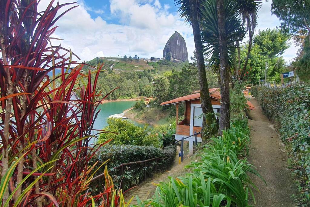Hermosa cabaña frente al lago y la piedra 4