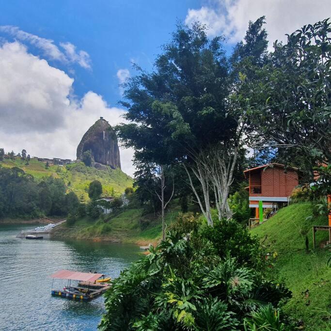 Hermosa cabaña frente al lago y la piedra 4