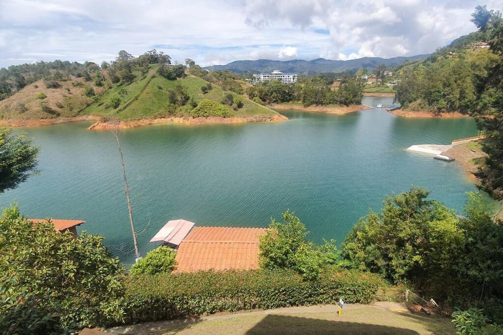Hermosa cabaña frente al lago y la piedra 4