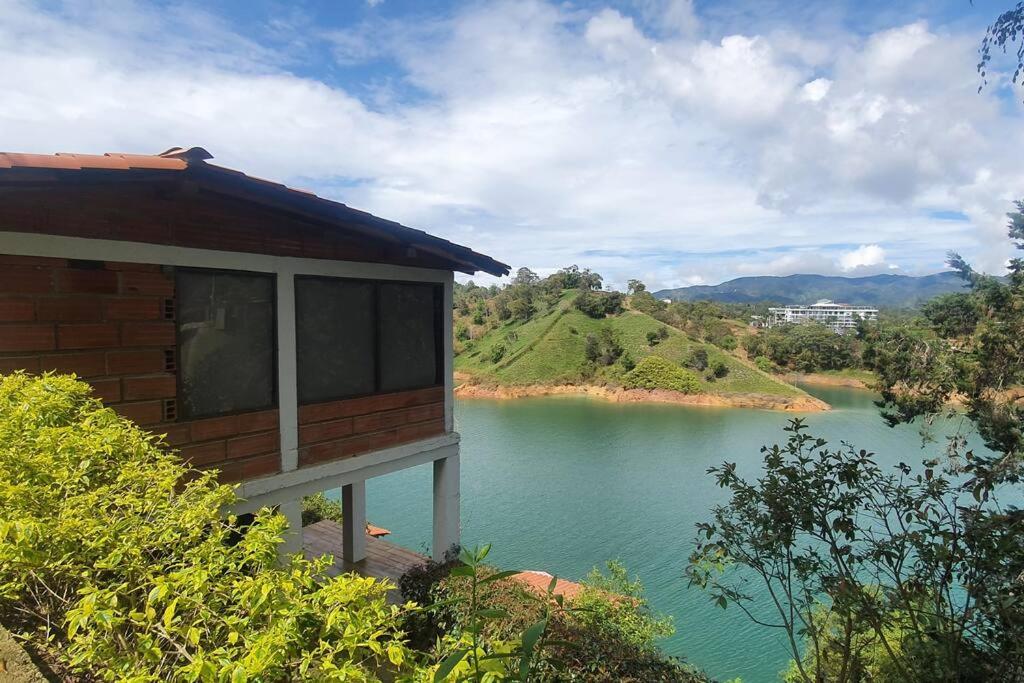 Hermosa cabaña frente al lago y la piedra 4