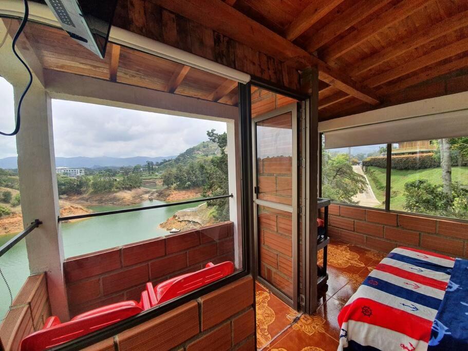 Hermosa cabaña frente al lago y la piedra 4