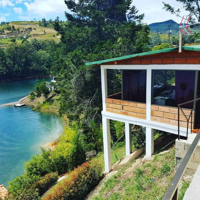 Hermosa cabaña frente al lago y la piedra 4