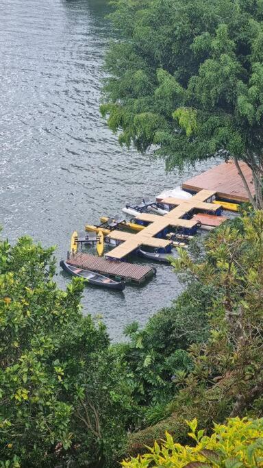 Hermosa cabaña frente al lago y la piedra 4