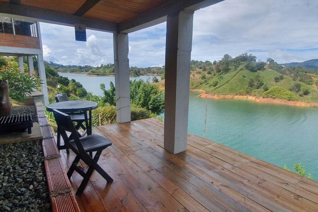 Hermosa cabaña frente al lago y la piedra 4