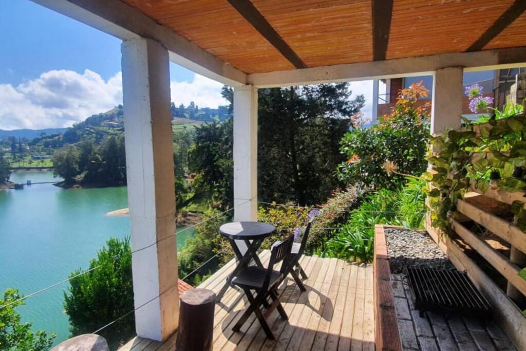 Hermosa cabaña frente al lago y la piedra 4