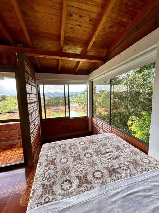 Hermosa cabaña frente al lago y la piedra 4